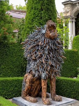 Löwe brüllend aus Teakwurzeln und Aluminium